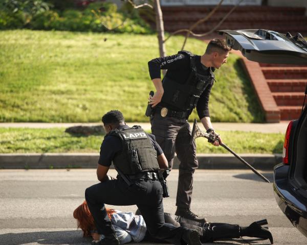 Bild 1 von 3: Officer Tim Bradford (Eric Winter, r.) und Aaron Thorsen (Tru Valentino, l.) nehmen eine Tatverdächtige (Carmireli Rodriguez, M.) mitten auf der Straße fest.