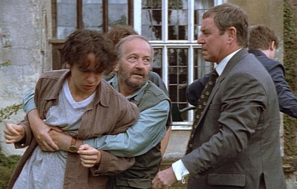 Bild 1 von 7: Nur mühsam gelingt es Inspector Barnaby (John Nettles, r.) und Mr. Gibbs (Charles Kay, M.) den aufgeregten Tim (Daniel Hart, l.) zu beruhigen.