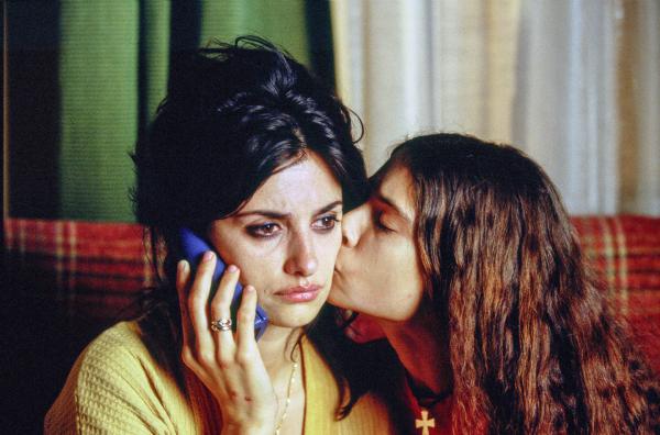 Bild 1 von 10: Raimunda (Penélope Cruz, li.) steht kurz vor dem Nervenzusammenbruch: Ihre Tochter Paula (Yohana Cobo, re.) hat in Notwehr ihren Vater erstochen.