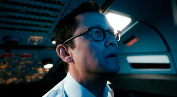 Bild 1 von 8: Pilot Tobias verfolgt über den Bildschirm, wie Entführer Besatzung und Passagiere der Maschine in ihre Gewalt bringen.