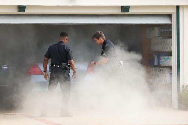 Bild 1 von 3: Plötzlich bemerken Officer John Nolan (Nathan Fillion, r.) und Officer Aaron Thorsen (Tru Valentino, l.), dass dichter Qualm aus einer Garage aufsteigt. Ohne zu zögern, gehen sie dem nach.