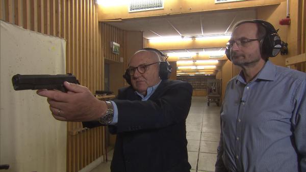 Bild 1 von 12: Der Waffen-Sachverständige des LKA, Axel Manthei (rechts), lässt Oliver Bendixen mit einer Waffe Probezielen.