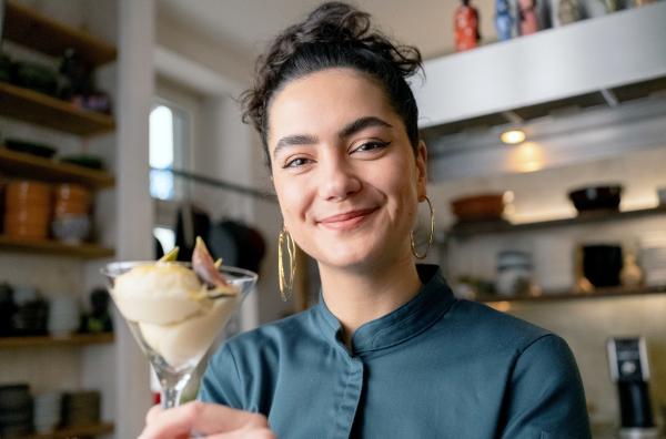 Bild 1 von 2: Lucie zeigt, wie man aus Honig ein leckeres Eis macht.