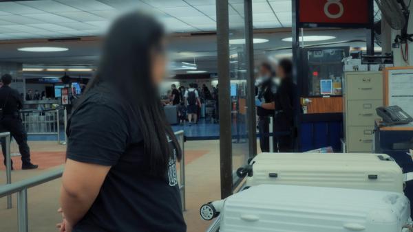 Bild 1 von 4: Diese junge Frau steht im Verdacht, sich illegal in den USA niederlassen zu wollen. Kann sie ihre Unschuld beweisen?