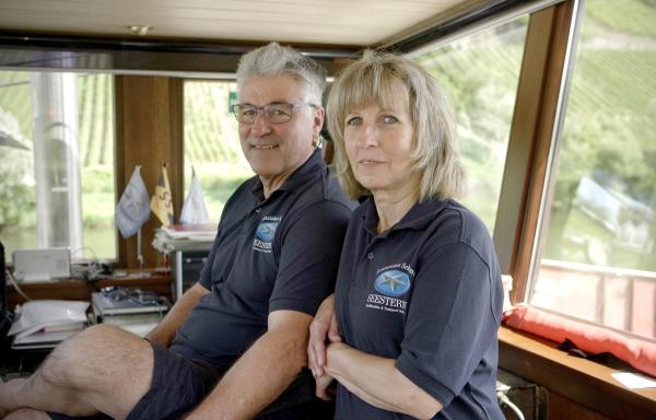 Bild 1 von 3: Leben auf dem Wasser: Franz und Sonja Schramm im Steuerhaus der MS Seestern.