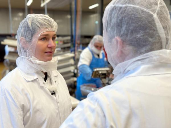 Bild 1 von 6: Im Bild: Auch die Fleischindustrie ist buchstäblich mit allen Wassern gewaschen. Denn dort wird das Produktgewicht mit zugesetztem Wasser erhöht - oft über das erlaubte Maß hinaus.