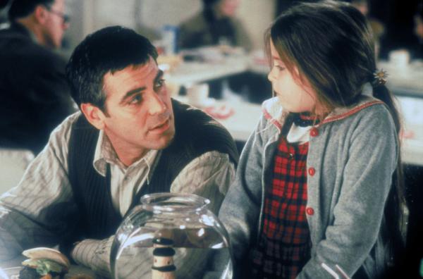 Bild 1 von 5: Jack (George Clooney) hofft, dass seine Tochter Maggie (Mae Whitman) als erwachsene Frau nicht so wird wie Melanie.