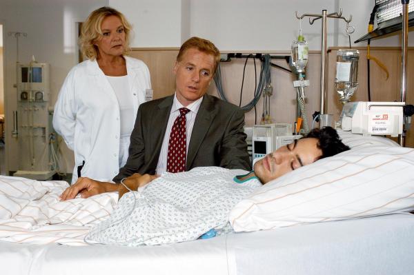 Bild 1 von 2: Im Bild (v.li.): Dorothea Parton (Ärztin), Albert Fortell (Felix Hofstätter), Stefano Bernardin (Max Prinz).