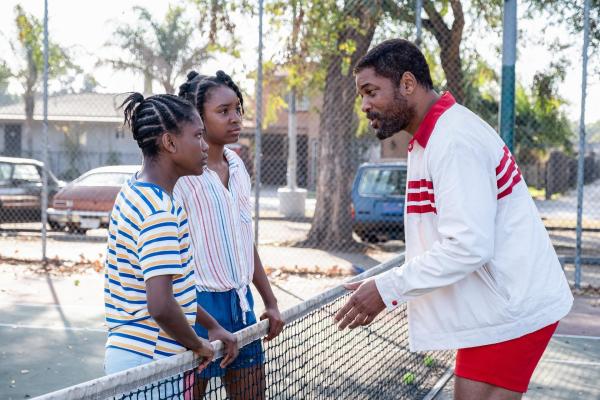 Bild 1 von 25: Im Bild: Demi Singleton (Serena Williams), Saniyya Sidney (Venus Williams), Will Smith (Richard Williams).