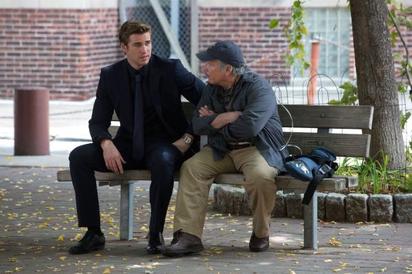Bild 1 von 18: Adam Cassidy (Liam Hemsworth, l.) will mit dem Geld für seine Spitzelarbeit seinen kranken Vater Frank (Richard Dreyfuss, r.) unterstützen - ohne es zu wollen, bringt er ihn jedoch in große Gefahr.