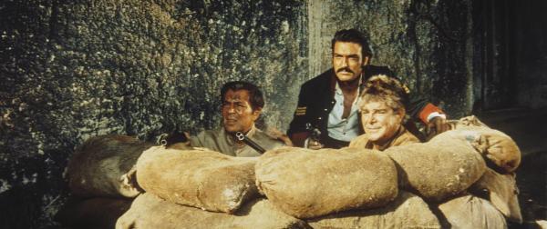 Bild 1 von 8: Ravenhurst (Viktor De Kowa, l.), Sargent Mendoza (Rik Battaglia, M.) und Old Firehand (Rod Cameron, r.) liegen mit geladenen Gewehren auf der Lauer ...