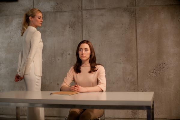 Bild 1 von 5: Die Sucherin (Diane Kruger, l.) befragt Wanderer (Saoirse Ronan, r.), die den Körper der Rebellin Melanie Stryder übernommen hat, um Hinweise auf weitere versteckte Überlebende zu bekommen.