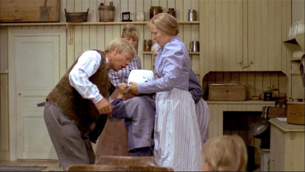 Bild 1 von 4: Im Bild (v.li.): Allan Edwall (Anton), Jan Ohlsson (Michel), Emy Storm (Alma).