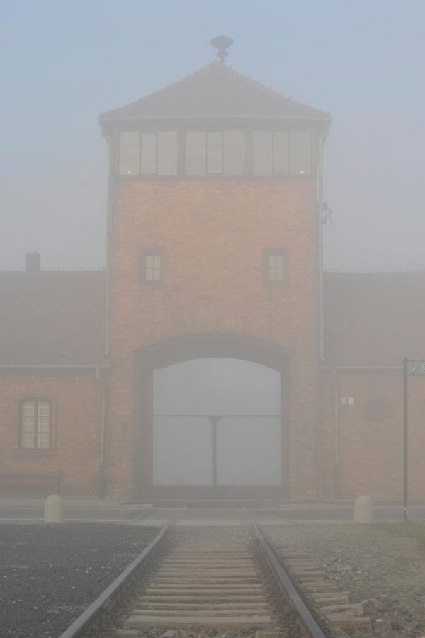 Bild 1 von 2: Das Haupttor von Auschwitz-Birkenau heute.