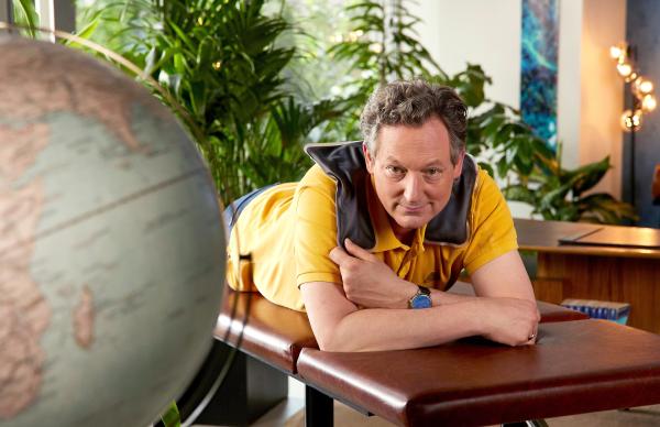 Bild 1 von 1: Moorpackungen sind gut für die Gesundheit. Auch Mutter Erde braucht mehr Moor. Denn Moore sind echte Superhelden. Sie binden enorme Mengen CO2. Doch sie können von Superhelden auch zu Superschurken werden - wenn wir sie trockenlegen und abbaggern. Wie wir den Mooren helfen können, erklärt Eckart von Hirschhausen in Wissen vor acht - Erde.