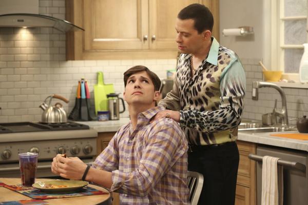 Bild 1 von 23: Seit Walden (Ashton Kutcher, l.) versucht, mit so vielen Frauen wie möglich unverbindlichen Sex zu haben, hat sich auch Alan (Jon Cryer, r.) ziemlich verändert - was sich nicht nur in seinem Outfit widerspiegelt ...