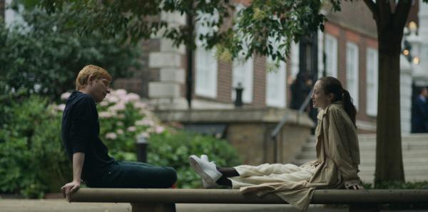 Bild 1 von 3: In einem Londoner Park treffen sich Jack (Domhnall Gleeson) und Alice (Andrea Riseborough) nach Jahren wieder. Sie gesteht ihm, dass sie gerne Mutter werden und sich künstlich befruchten lassen möchte.
