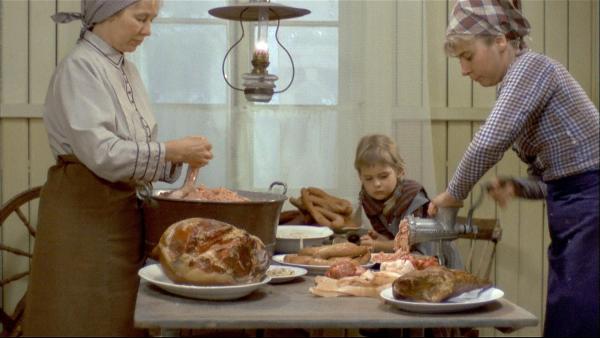 Bild 1 von 4: Im Bild: Michels Mutter (Emy Storm, l.), Ida (Lena Wisborg, r.) und Lina (Maud Hansson, r. ) bereiten alles für das Weihnachtsessen vor.