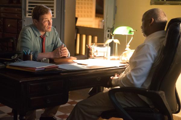 Bild 1 von 3: DI Jack Mooney (Ardal O'Hanlon, l.) ist nicht in Allem mit dem Commissioner Selwyn Patterson (Don Warrington, r.) einverstanden.