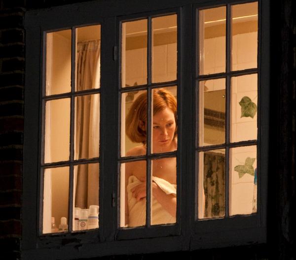 Bild 1 von 5: Connie Bishop (Nancy Carroll) fühlt sich nicht mehr sicher in ihrem Haus.