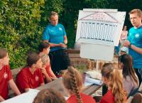 Kicken wie ein Mädchen