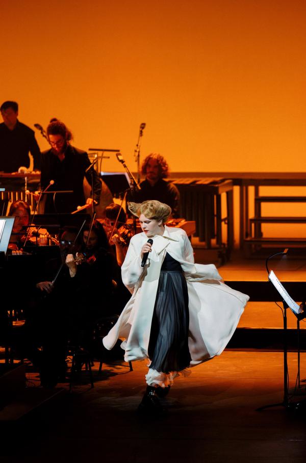 Bild 1 von 3: Zaho de Sagazan interpretiert eine symphonische Version ihres Albums, begleitet wird sie von den Streichern und Blechbläsern des Orchestre national de Lyon unter der Leitung von Dylan Corlay.