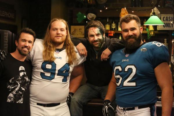 Bild 1 von 8: (v.l.n.r.) Mac (Rob McElhenney); Beau Allen; Charlie Kelly (Charlie Day); Jason Kelce