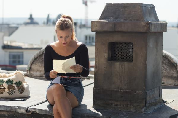 Bild 1 von 6: Lena (Jessica Lord) liest an ihrem Lieblingsplatz auf dem Dach der Pariser Oper einen Brief von ihrer Mutter Prinzessin Alexandra. Darin warnt die Mutter sie vor den Agenten der Zeitreisenbehörde.  Zu spät, denn die Agenten sind Lena bereits auf den Fersen.
© ZDF/2020 - Cottonwood Media/Opéra national de Paris - Honorarfreie Verwendung gemäß AGB im redaktionellen Zusammenhang mit genannter Sendung bei Nennung \