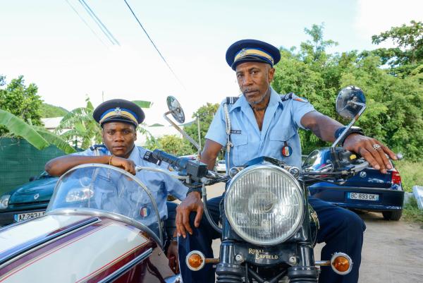Bild 1 von 2: Dwayne Myers (Danny John-Jules, r.) und J.P. Hooper (Tobi Bakare, l.) liefern den entscheidenden Beweis zur Aufdeckung des Mordes.