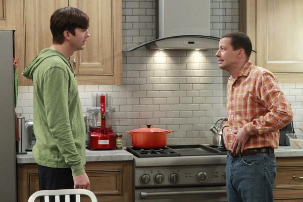 Bild 1 von 11: Durch die Erziehung von Louis geraten Alan (Jon Cryer, r.) und Walden (Ashton Kutcher, l.) in einen heftigen Streit ...