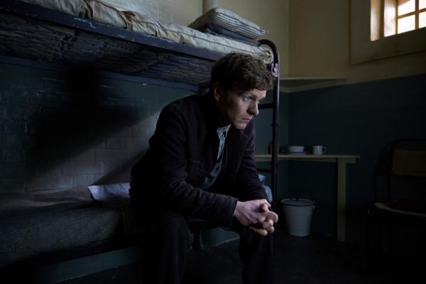 Bild 1 von 4: Endeavour Morse (Shaun Evans) sieht sich die Gefängniszelle des Häftlings Aldridge näher an. Kurz nach dessen Ausbruch wurde seine Leiche gefunden.