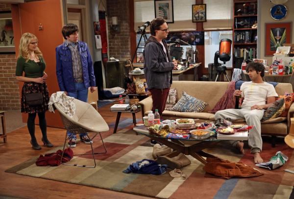 Bild 1 von 11: Nach einem furchtbaren Date ist Raj (Kunal Nayyar, r.) am Boden zerstört und will sein Apartment nie wieder verlassen. Das können Bernadette (Melissa Rauch, l.), Howard (Simon Helberg, 2.v.l.) und Leonard (Johnny Galecki, 2.v.l.) natürlich nicht hinnehmen ...