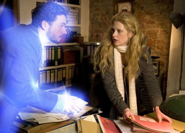 Bild 1 von 14: Es sind nur Bruchteile von Sekunden, in denen der liebenswerte Entwickler Tom (Stephan Luca, l.) unaufmerksam ist: Telefonierend läuft er direkt in das Auto von Jana (Diana Amft, r.) hinein - und findet sich kurz darauf als unsichtbarer Geist wieder ...