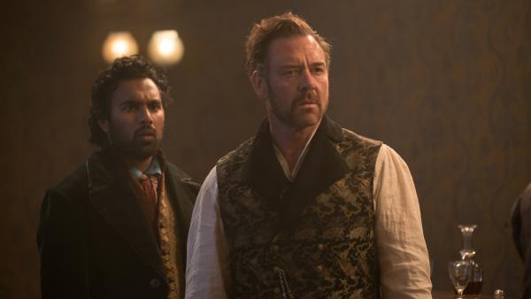 Bild 1 von 4: Emery Staines (Himesh Patel, l.); Francis Carver (Marton Csokas, r.)