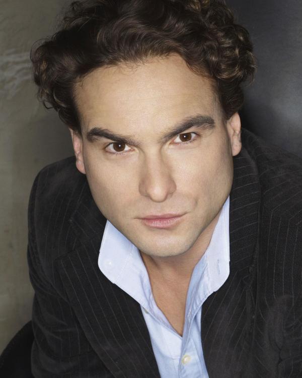 Bild 1 von 23: (3. Staffel) - Führt ein ziemlich seltsames Leben: Dr. Leonard Hofstadter (Johnny Galecki) ...