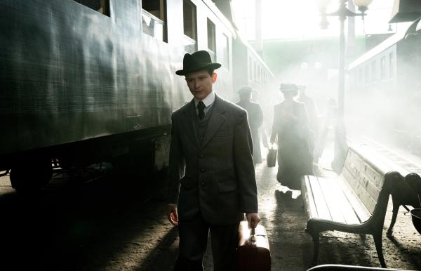 Bild 1 von 4: Kafka (Joel Basman) am Bahnhof.