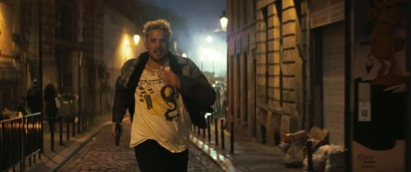 Bild 1 von 5: Der kriminelle Handlanger Theo (Jonas Bloquet) jagt Mady durch die Straßen des nächtlichen Brüssel.