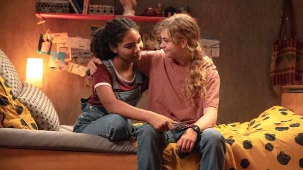 Bild 1 von 4: Martina (Leni Deschner, re.) und Jo (Lovena Börschmann) haben sich angefreundet