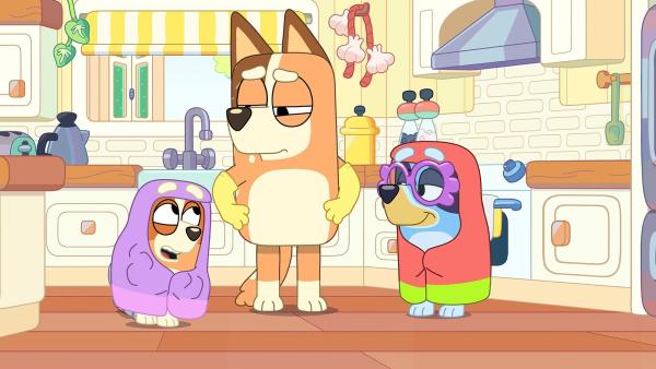 Bild 1 von 3: Bingo und Bluey spielen Oma, doch als Bingo den Floss-Dance tanzt, besteht Bluey darauf, dass Omas den Tanz nicht tanzen können. Uneinig darüber wer Recht hat, rufen sie ihre eigene Oma an, um eine Antwort auf ihre Frage zu bekommen.