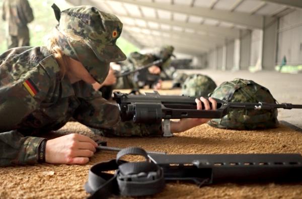 Bild 1 von 5: Rekrutin beim Stresstest: Die Waffe muss unter Zeitdruck blind zerlegt werden.