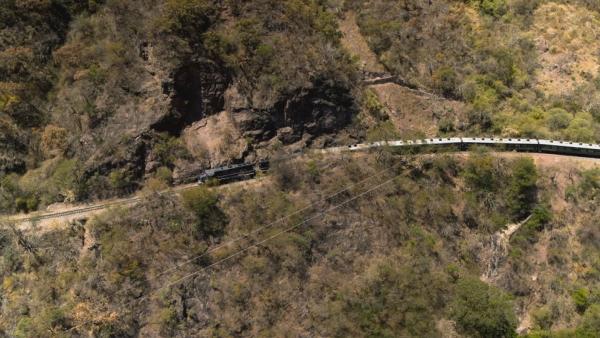 Bild 1 von 2: Der El Chepe überwindet auf seiner Fahrt über 2.400 Meter Höhenunterschied.