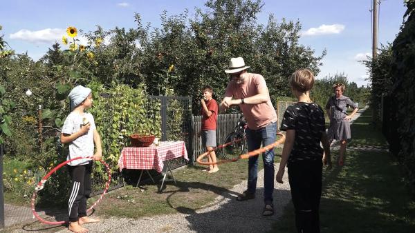 Bild 1 von 3: Hula-Hoop Battle