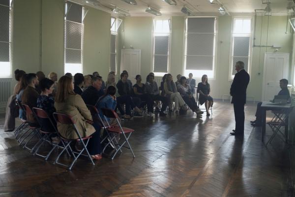 Bild 1 von 3: Episode 2The Midwich Cuckoos is an exciting modern day reimagining of John Wyndham?s classic science fiction novel of the same name. The Midwich Cuckoos is an unnerving fable for our turbulent times, a thrilling, strange and at times horrifying journey into parenthood, which lays bare any parent?s worst fear: that the thing most precious to us - a child - might desire our destruction.