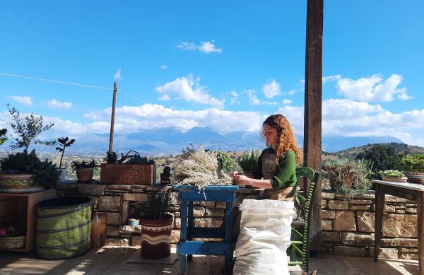 Bild 1 von 4: Am lybischen Meer bereitet Anna Gianoutsous den wilden Malotira-Tee für den Verkauf im Kräuterladen ihres Vaters vor.