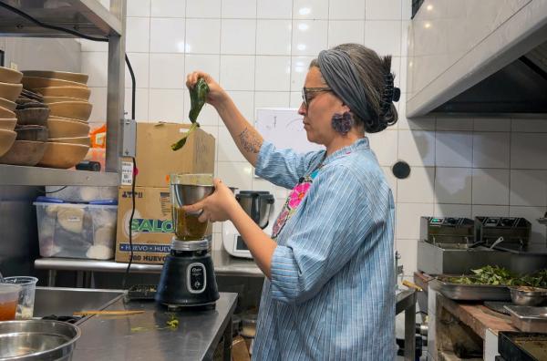 Bild 1 von 2: Chefköchin Diana Lopez Del Rio bereitet Polzone zu, das für sie ein Heilmittel gegen sämtliche Beschwerden ist.