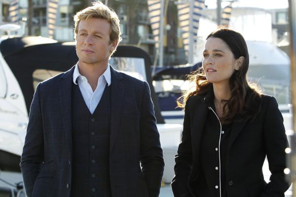 Bild 1 von 5: Ein neuer Fall beschäftigt Patrick (Simon Baker, l.) und Teresa (Robin Tunney, r.) ...