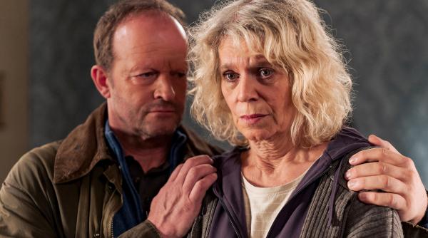 Bild 1 von 4: Kati (Christiane Bachschmidt) möchte beim Jugendamt das Sorgerecht für Carlotta beantragen. Bernd (Martin Wangler) versucht, das Schlimmste zu verhindern.