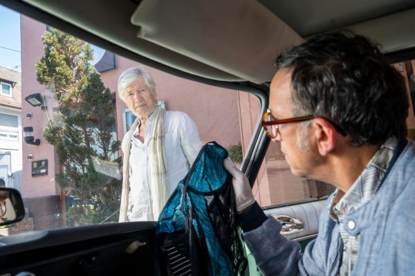 Bild 1 von 4: Im Mordfall an Uschi Ulmer, einer bekannten Sex-Ikone der 68er-Bewegung, sucht KTU-Leiter Jan Arnaud (Mike Zaka Sommerfeld, r.) im Auto des Lebensgefährten Gerd Silber (Christian Wolff, l.) nach der Tatwaffe oder anderen Spuren. Was er stattdessen findet, lässt ihn nicht schlecht staunen: Ein aufreizendes Dessous. Noch erstaunlicher wird es, als rauskommt, dass das Wäschestück nicht von Uschi zu sein scheint.