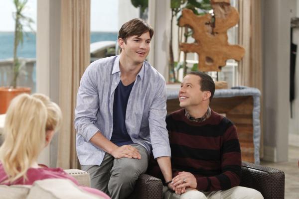 Bild 1 von 14: Walden (Ashton Kutcher, M.) und Alan (Jon Cryer, r.) wollen Kathys (Alessandra Torresani, l.) Baby adoptieren und geben sich alle Mühe, dass sie wirklich zustimmt ...