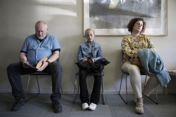 Bild 1 von 22: Von links: Lars (Bjarne Henriksen), Holly (Flora Ofelia Hofmann Lindahl) und Dorte (Lone Rßdbroe) warten auf die Anhörung.